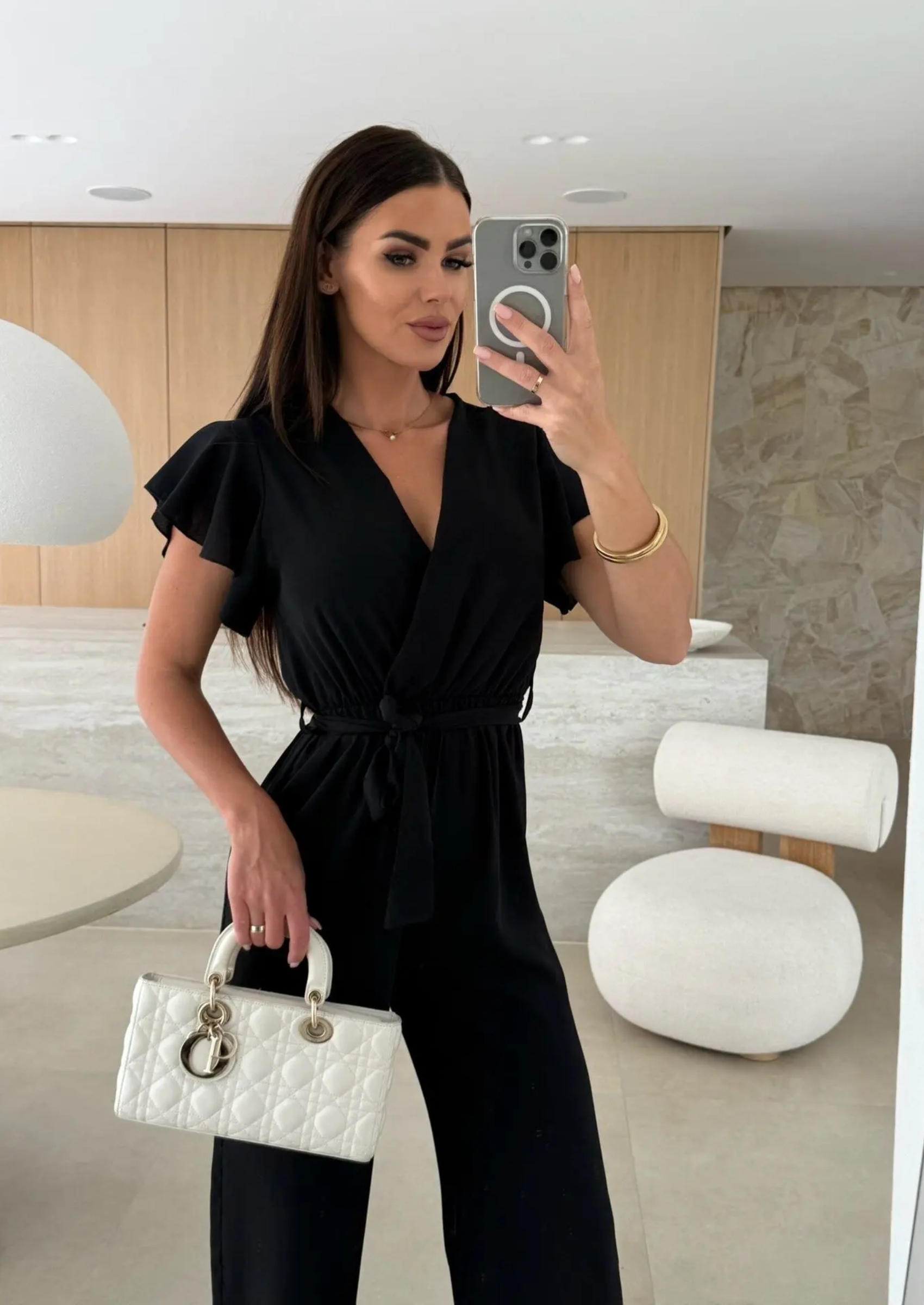 V HALS MODEL JUMPSUIT MET RUFFLED MOUWEN