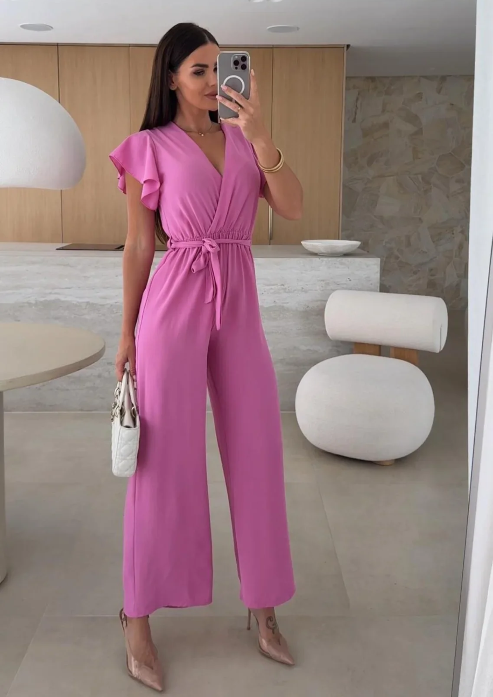 V HALS MODEL JUMPSUIT MET RUFFLED MOUWEN