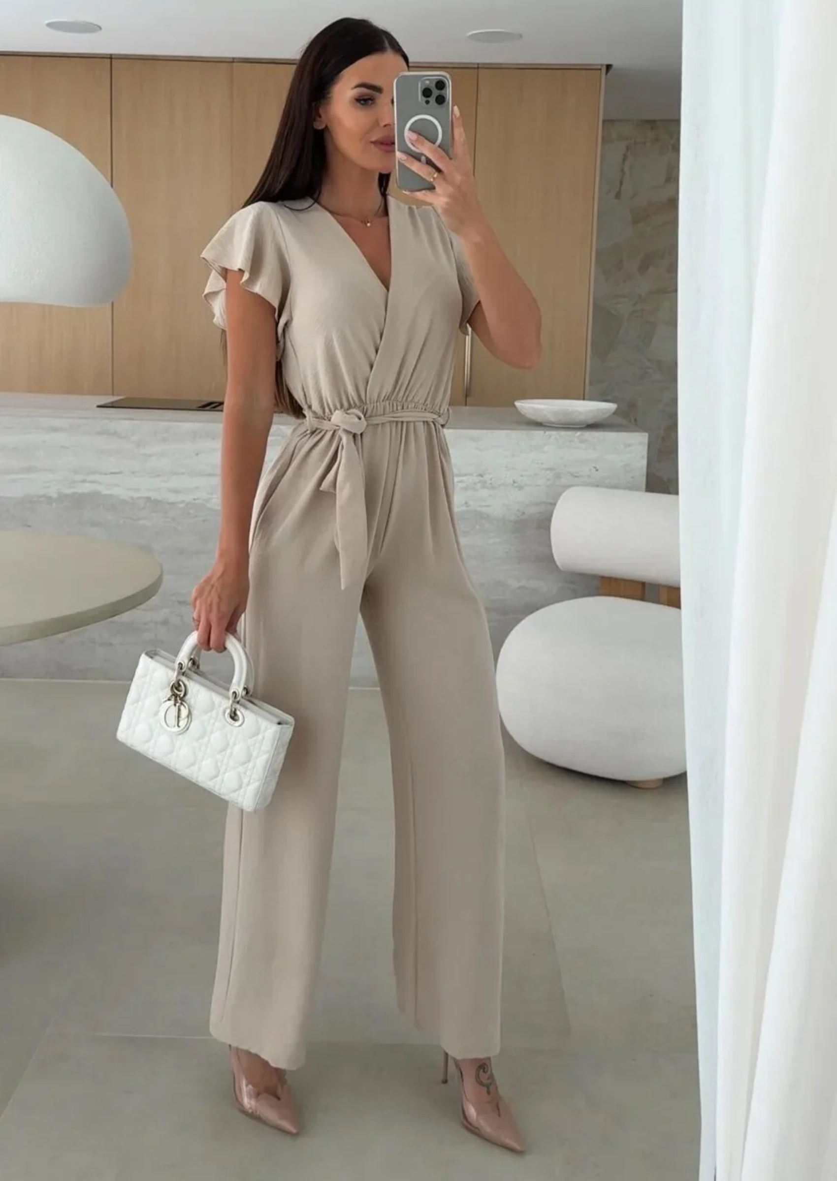 V HALS MODEL JUMPSUIT MET RUFFLED MOUWEN