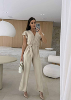 V HALS MODEL JUMPSUIT MET RUFFLED MOUWEN