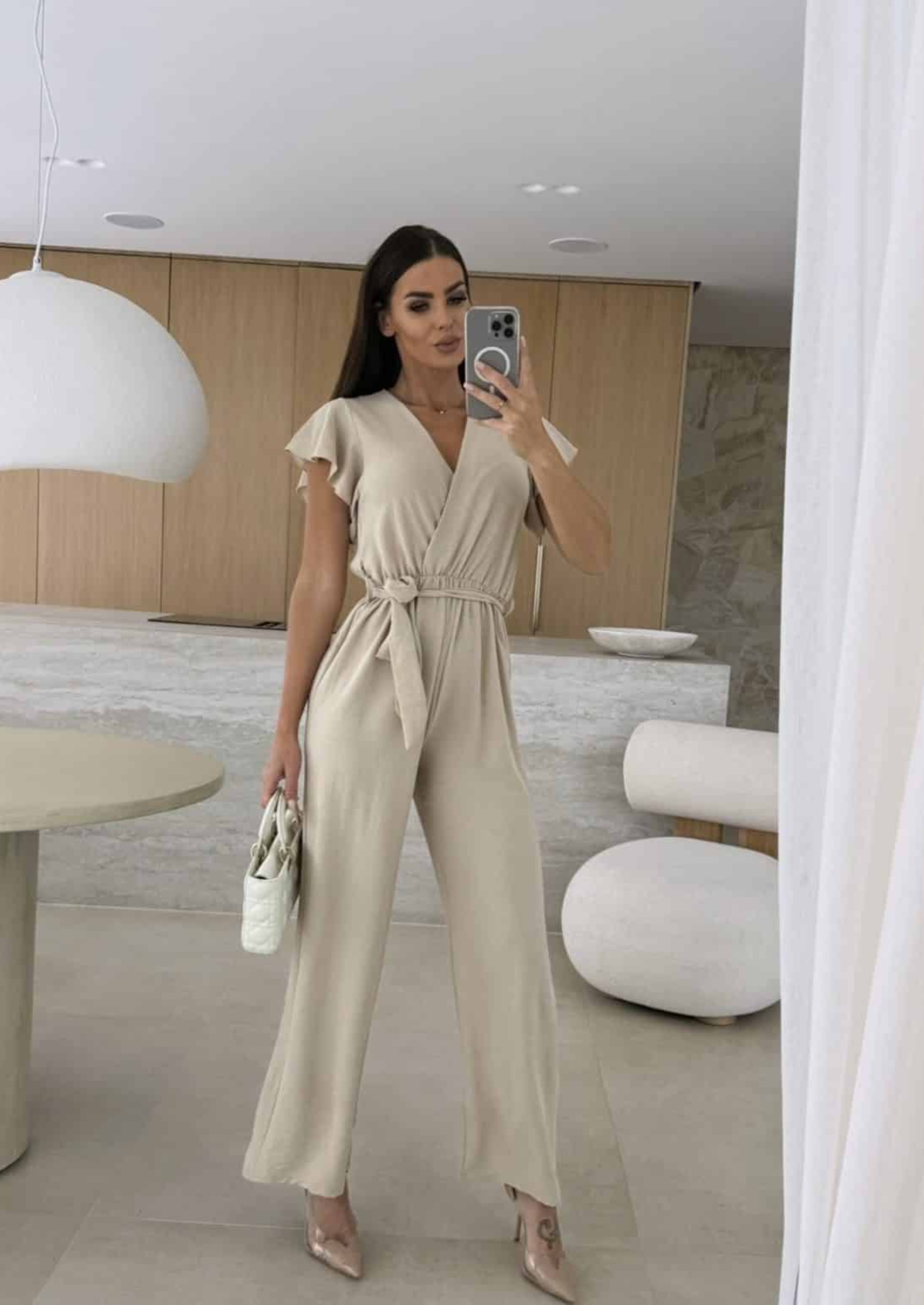 V HALS MODEL JUMPSUIT MET RUFFLED MOUWEN