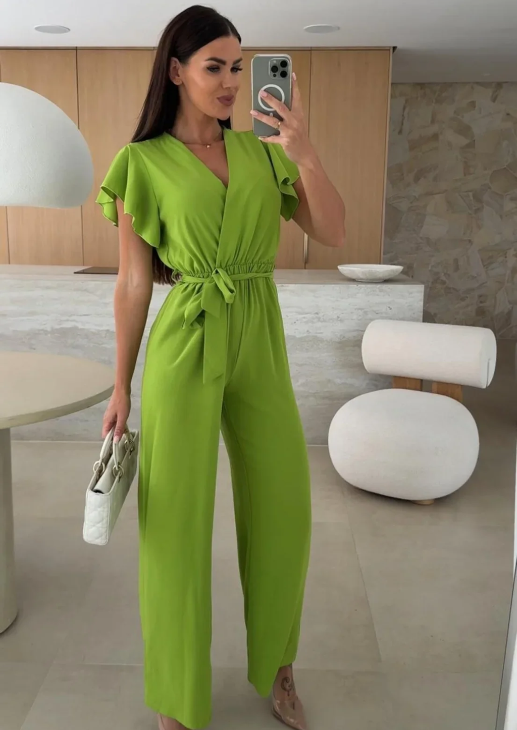 V HALS MODEL JUMPSUIT MET RUFFLED MOUWEN