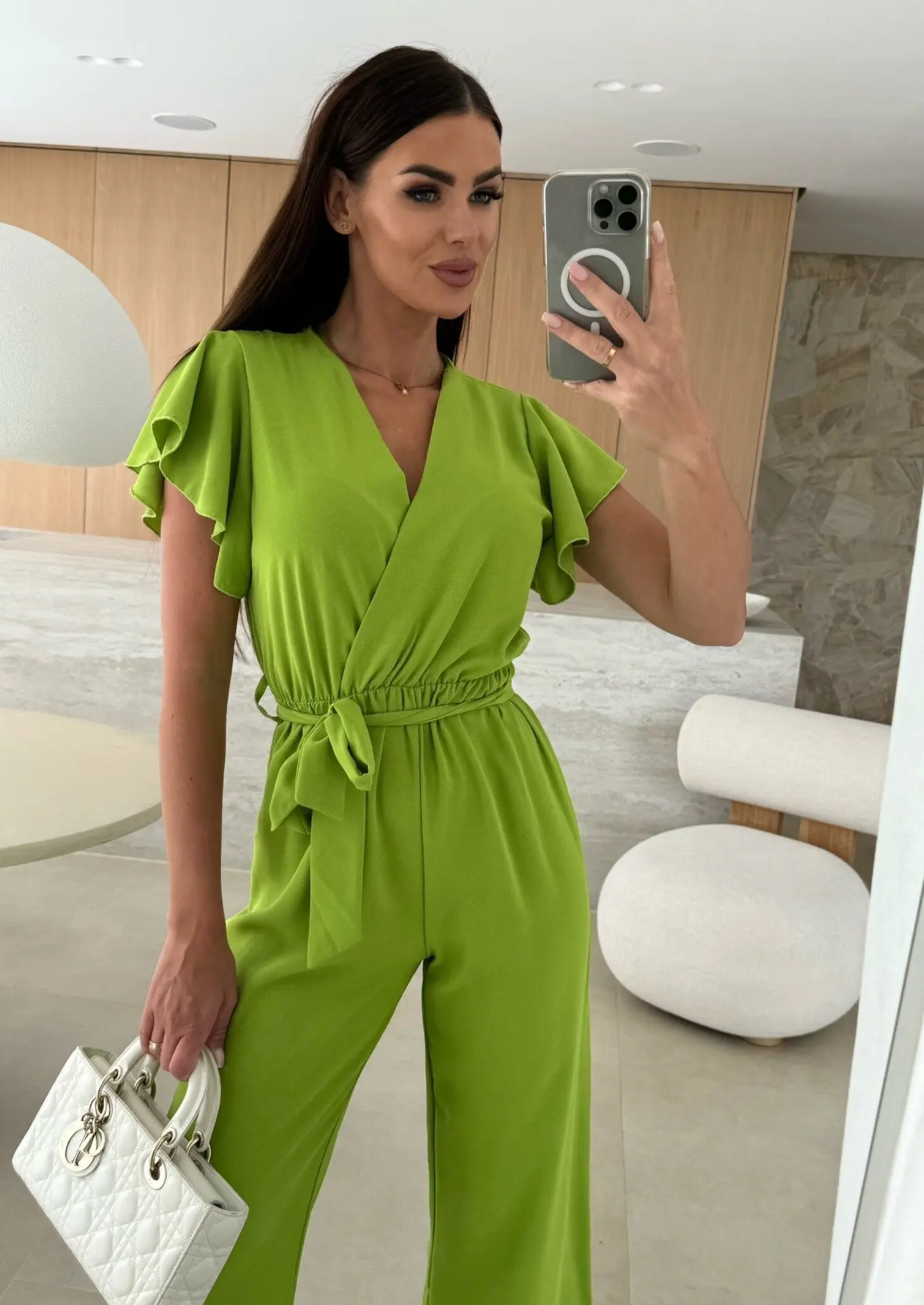 V HALS MODEL JUMPSUIT MET RUFFLED MOUWEN